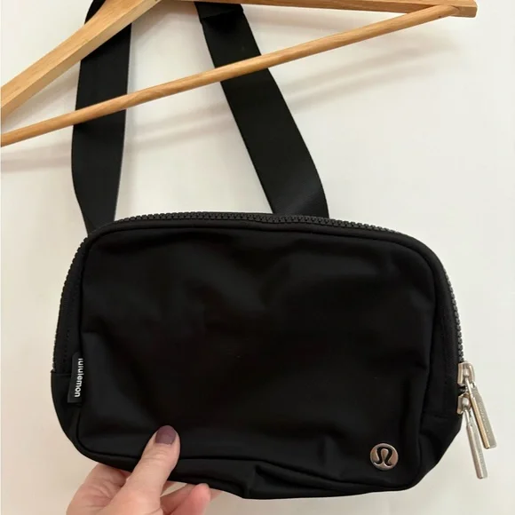 New Lululemon Everywhere Cross Body Bag in Black - Picture 2 of 5